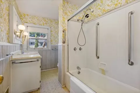 Bath - 4 Oakhurst Rd, Beverly, MA 01915 photo 1 of 2