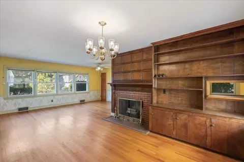 Living - 4 Oakhurst Rd, Beverly, MA 01915 photo 3 of 4