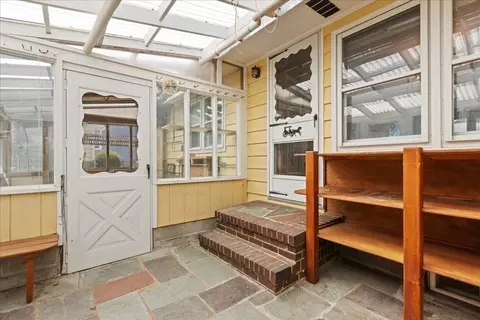 Exterior - 4 Oakhurst Rd, Beverly, MA 01915 photo 3 of 8