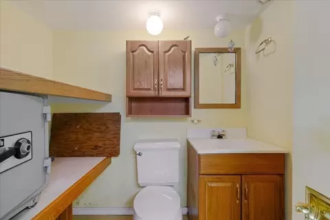 Bath - 4 Oakhurst Rd, Beverly, MA 01915 photo 2 of 2