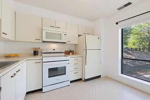 Kitchen - 4 Summit Dr #001, Reading, MA 01867 photo 2 of 3