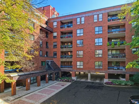 Exterior - 4 Summit Dr #001, Reading, MA 01867 photo 1 of 10