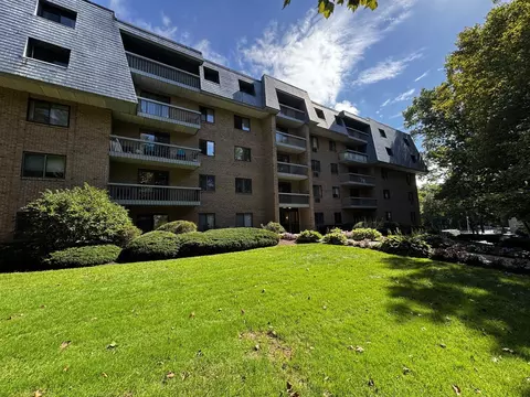 65 Commons Dr #602, Shrewsbury, MA 01545