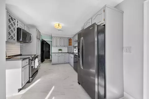Kitchen - 13 Daley Rd, Hingham, MA 02043 photo 4 of 5