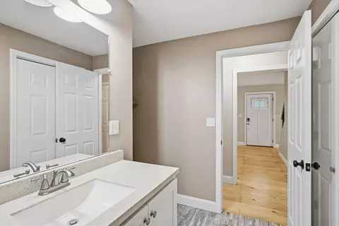 Entry Way - 108 Dunn Rd, Ashburnham, MA 01430 photo 2 of 3