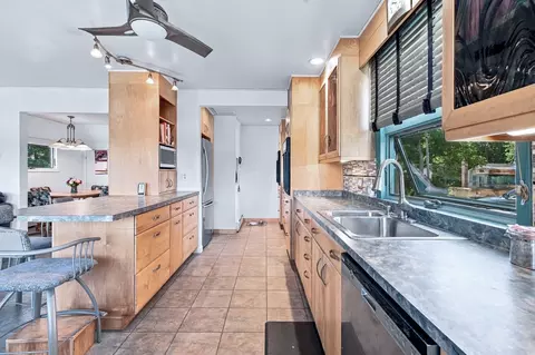Kitchen - 28 Arlington Rd, Wareham, MA 02571 photo 4 of 11