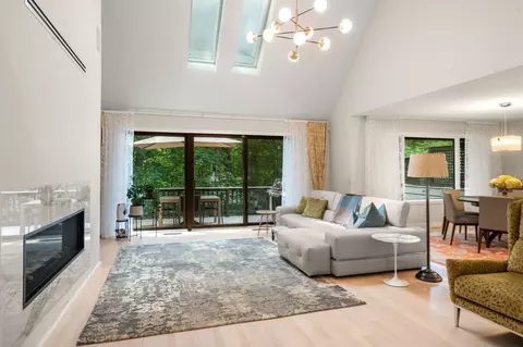 213 Nahanton St #213, Newton, MA 02459