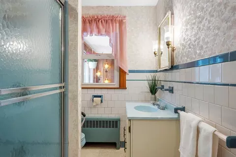 Bath - 101 Barnett Rd, Sutton, MA 01590 photo 2 of 2