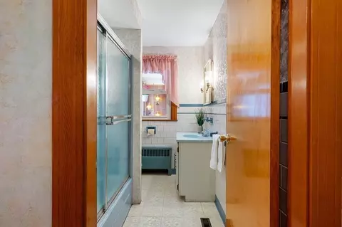 Bath - 101 Barnett Rd, Sutton, MA 01590 photo 1 of 2