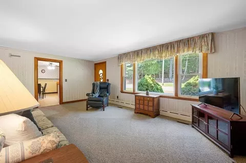Living - 101 Barnett Rd, Sutton, MA 01590 photo 2 of 2