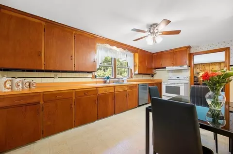 Kitchen - 101 Barnett Rd, Sutton, MA 01590 photo 1 of 3