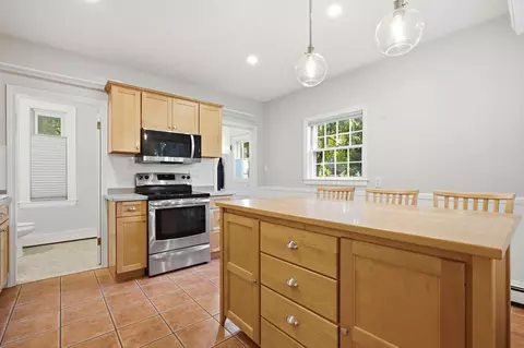 Kitchen - 10 Eaton St, Reading, MA 01867 photo 4 of 5