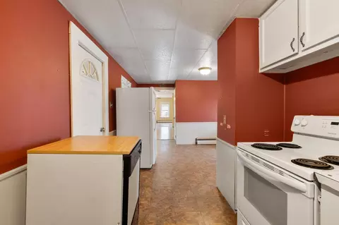 Entry Way - 352 Stackpole St, Lowell, MA 01852 photo 4 of 6
