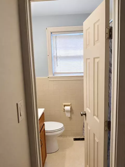 Bath - 223 East St, Springfield, MA 01104 photo 1 of 2