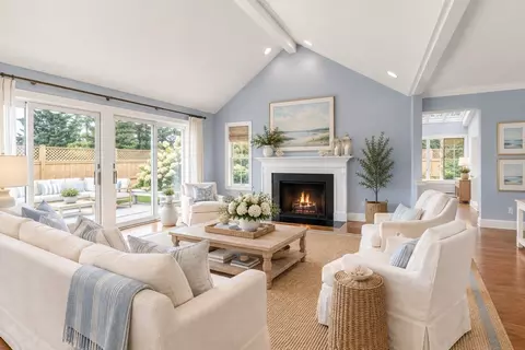 Living - 10 Floret Cir #10, Hingham, MA 02043 photo 4 of 8