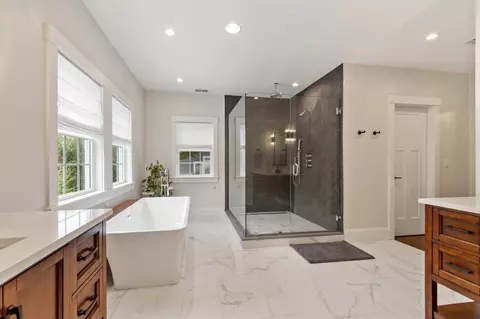 Bath - 245 Summer Ave, Reading, MA 01867 photo 4 of 7