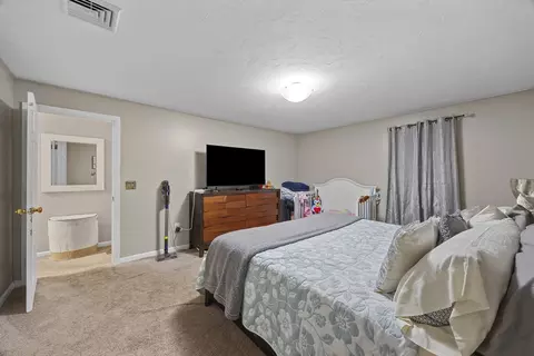 Bedroom - 133 Commonwealth Ave #B, Worcester, MA 01604 photo 4 of 9