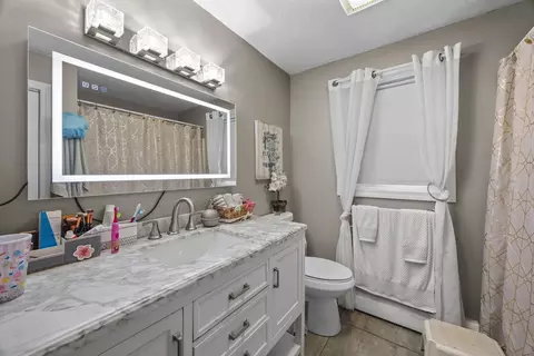 Bath - 133 Commonwealth Ave #B, Worcester, MA 01604 photo 1 of 1