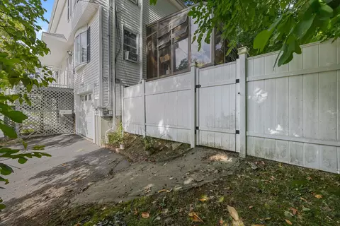 Exterior - 133 Commonwealth Ave #B, Worcester, MA 01604 photo 10 of 11