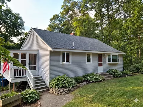 2 Grandview Dr, Plymouth, MA 02360