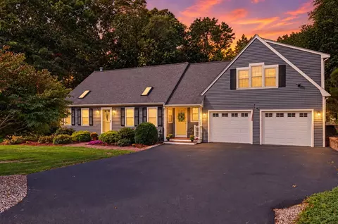 8 Monahan Ln, Mansfield, MA 02048