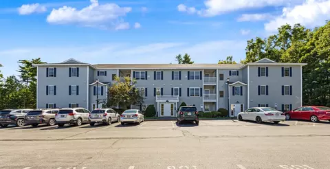 4 Crestview Cir #116, Londonderry, NH 03053