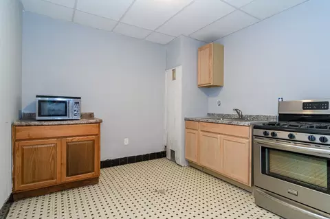 Kitchen - 52 525 Wall St, Worcester, MA 01604 photo 1 of 4
