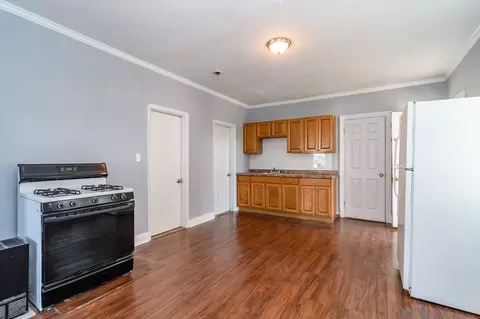 Kitchen - 52 525 Wall St, Worcester, MA 01604 photo 2 of 4