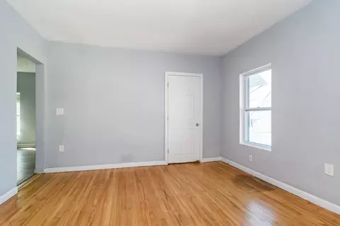 Living - 52 525 Wall St, Worcester, MA 01604 photo 6 of 11