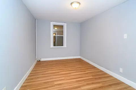 Bedroom - 52 525 Wall St, Worcester, MA 01604 photo 1 of 11