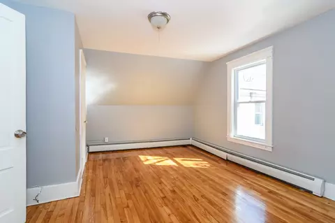 Bedroom - 52 525 Wall St, Worcester, MA 01604 photo 8 of 11