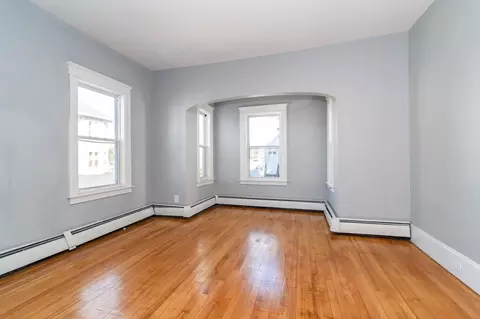 Living - 52 525 Wall St, Worcester, MA 01604 photo 7 of 11