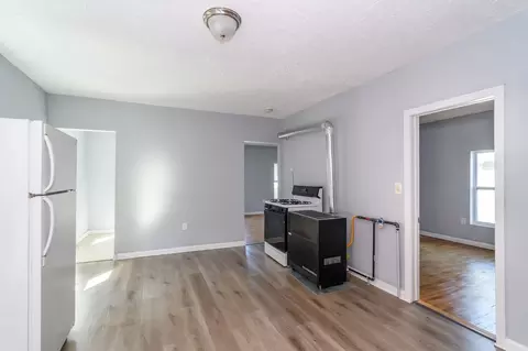 Entry Way - 52 525 Wall St, Worcester, MA 01604 photo 2 of 3