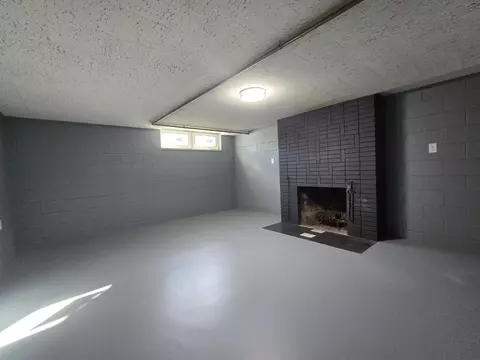 Living - 84 Greenwich Rd, Ware, MA 01082 photo 5 of 8