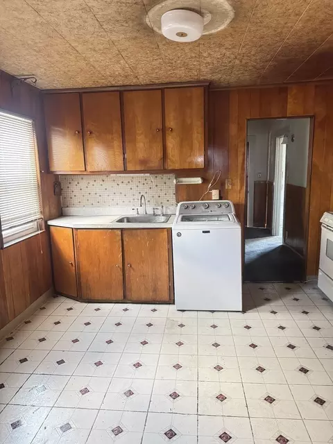 Kitchen - 58 Chatham Rd, Everett, MA 02149 photo 3 of 5