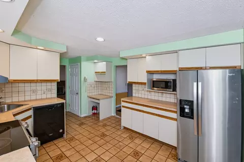 Kitchen - 14 Cunningham Dr, Framingham, MA 01701 photo 4 of 4