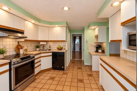 Kitchen - 14 Cunningham Dr, Framingham, MA 01701 photo 2 of 4
