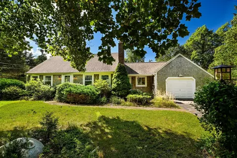 34 Bob White Ln, Falmouth, MA 02540