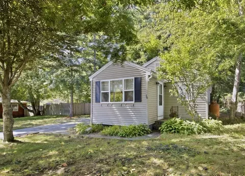16 Fourth Ave, Lakeville, MA 02347