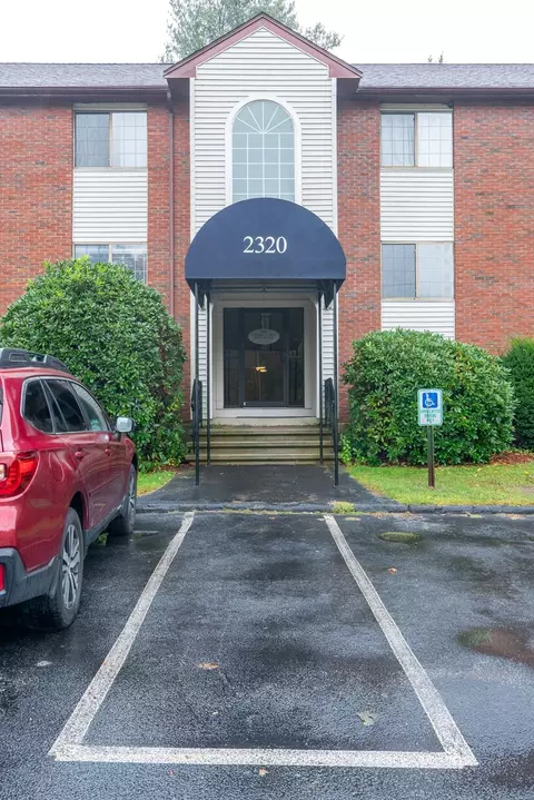 2320 Skyline Dr #18, Lowell, MA 01854