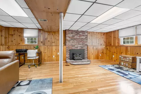 Living - 7 Hickory Dr, Townsend, MA 01469 photo 3 of 4