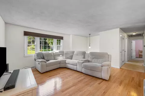 Living - 7 Hickory Dr, Townsend, MA 01469 photo 2 of 4