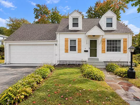 17 Royal St, Agawam, MA 01001