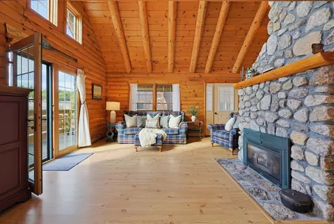 Living - 21 Taft Ave, Mendon, MA 01756 photo 3 of 8