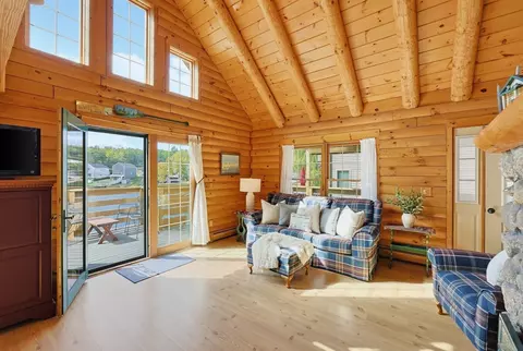 Living - 21 Taft Ave, Mendon, MA 01756 photo 2 of 8