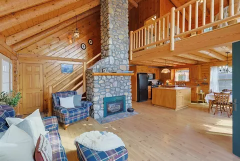 Living - 21 Taft Ave, Mendon, MA 01756 photo 4 of 8