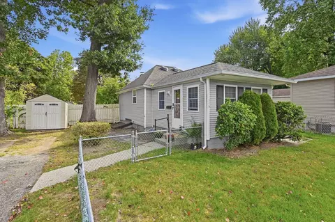Exterior - 215 Eddy St, Springfield, MA 01104 photo 5 of 7