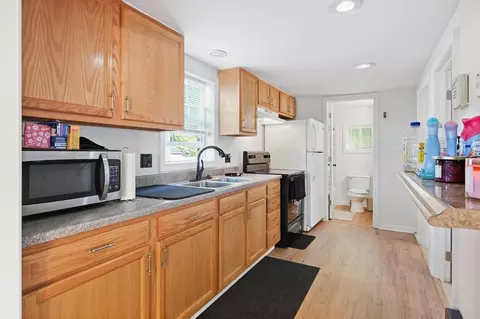 Entry Way - 215 Eddy St, Springfield, MA 01104 photo 2 of 3