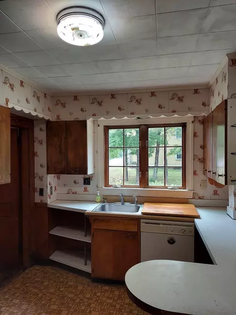Kitchen - 51 River St, Hudson, MA 01749 photo 2 of 5