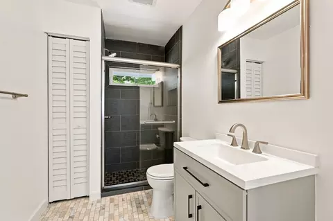 Bath - 204 River Dr, Hadley, MA 01035 photo 3 of 4